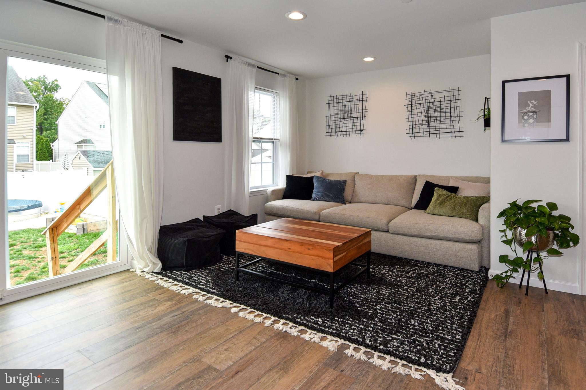 368 Winmeyer Avenue Odenton, MD 21113 - Photo 16 of 54 LIVING ROOM