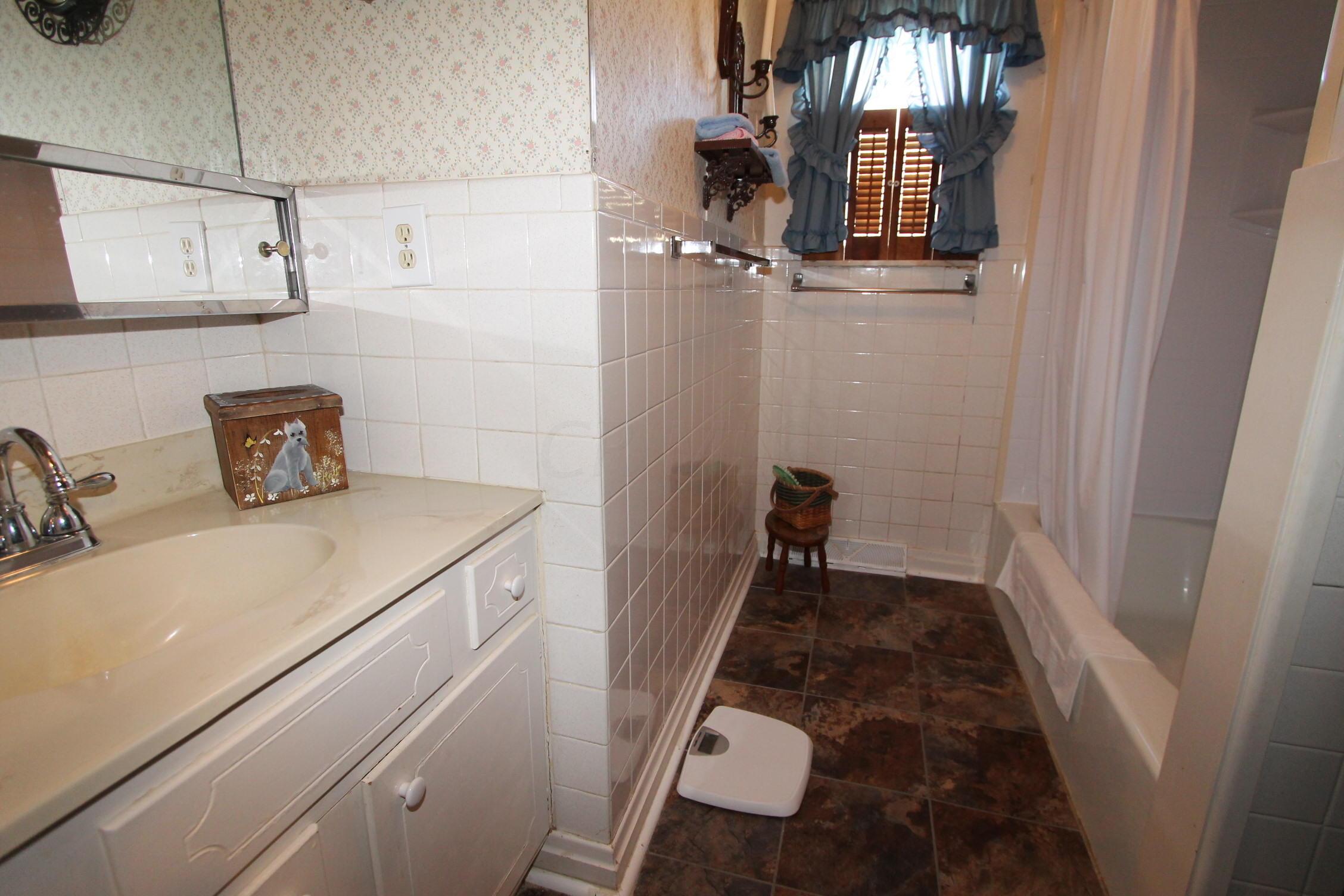 2478 Lindsay Road Columbus, OH 43207 - Photo 7 of 18