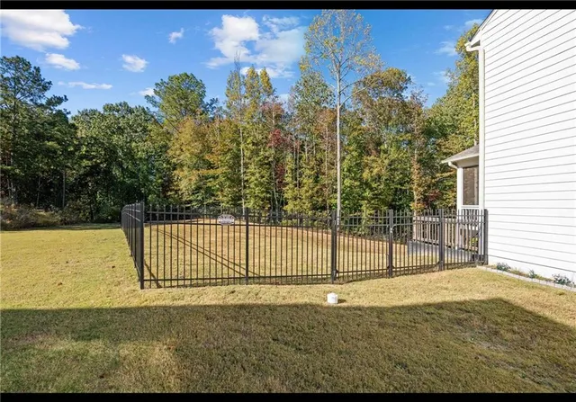 a view of a backyard