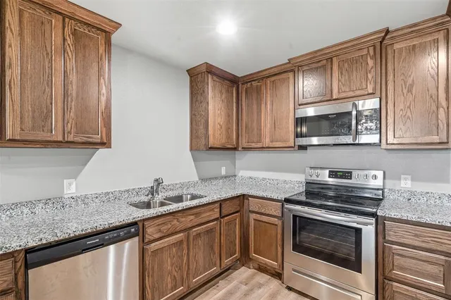 $1,750 | 129 Abbey Park Court, Granbury, TX 76049