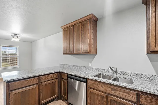 $1,750 | 129 Abbey Park Court, Granbury, TX 76049