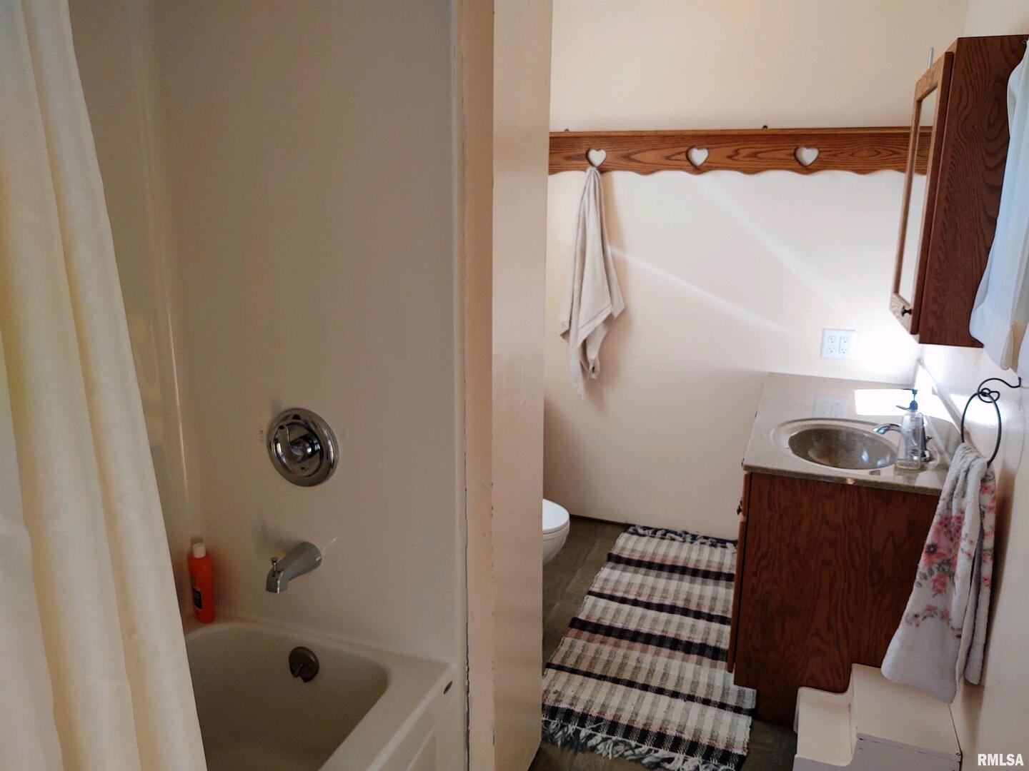 6270 Buncombe Road Buncombe, IL 62912 - Photo 26 of 71 a bathroom with a sink and mirror with bathtub