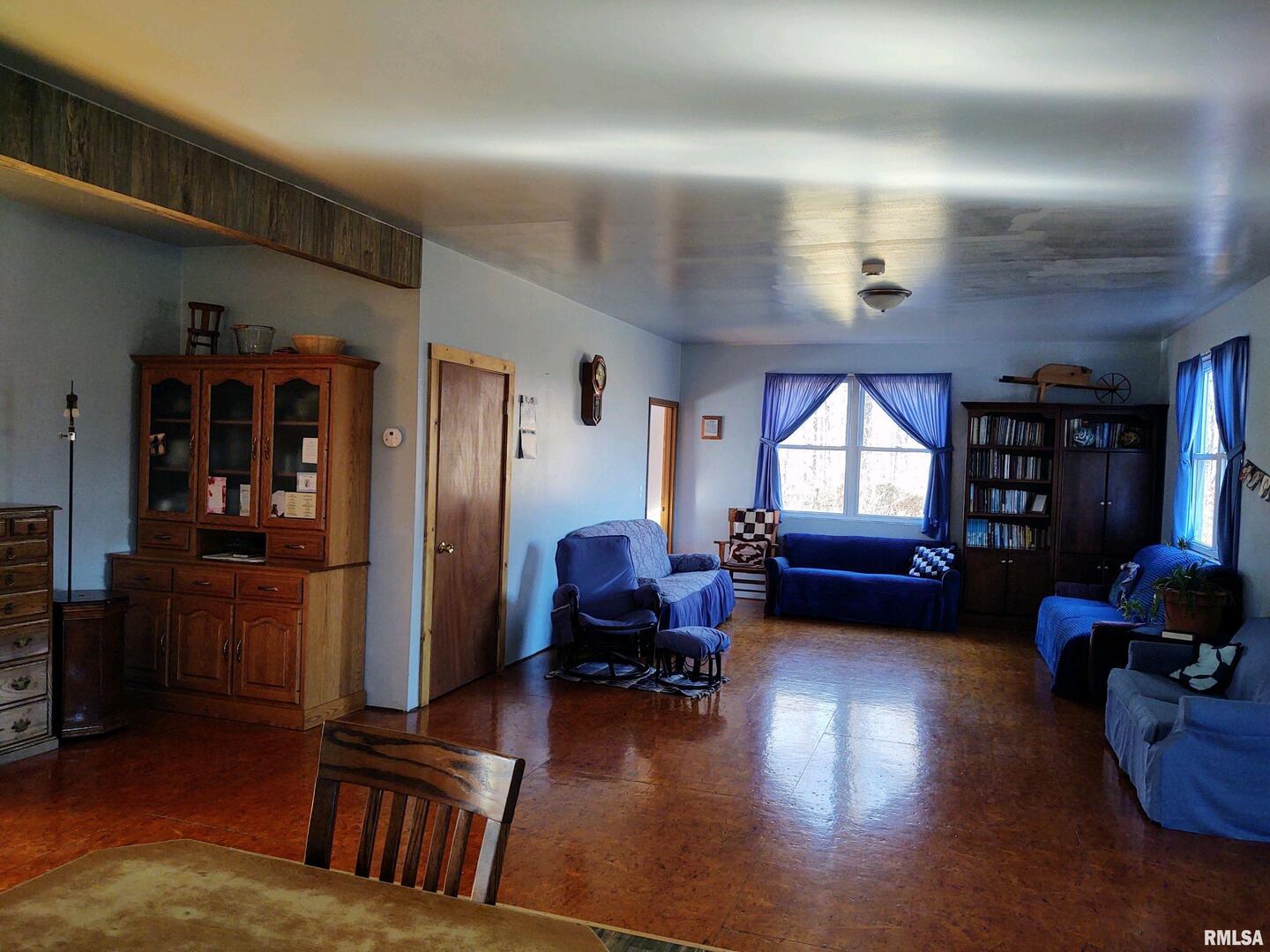 6270 Buncombe Road Buncombe, IL 62912 - Photo 8 of 71 a living room with furniture and a window