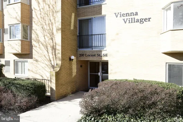 $2,199 | 200 Locust Street Southeast, Unit 400, Vienna, VA 22180