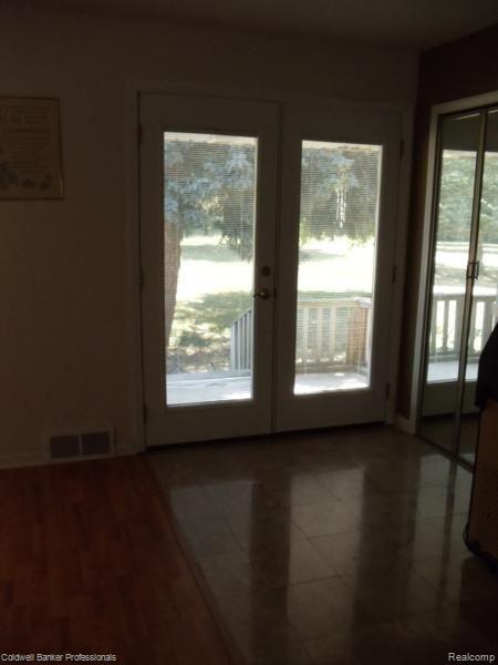 15566 Falk Road Holly, MI 48442 - Photo 5 of 20 SUNLIT ROOMS