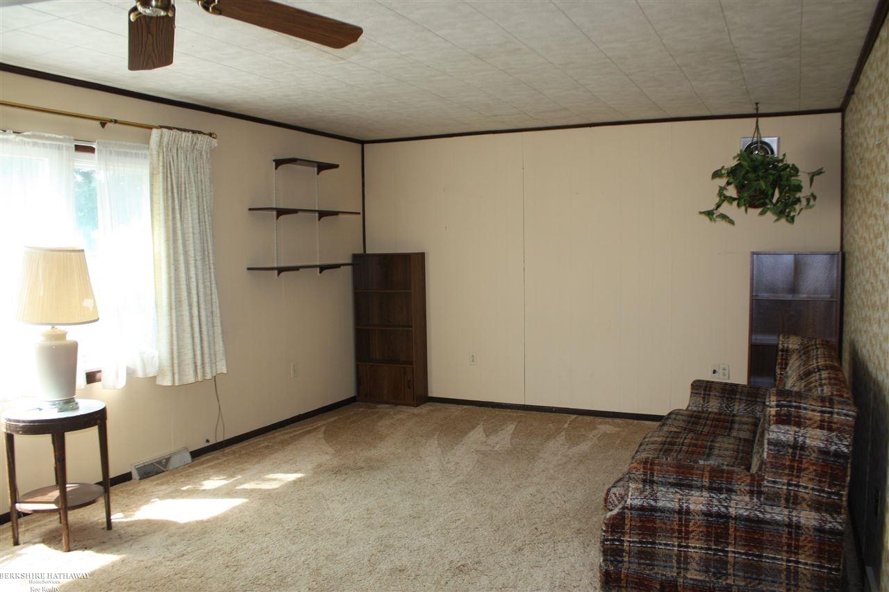 65350 Romeo Plank Road Ray, MI 48096 - Photo 24 of 44 Living Room
