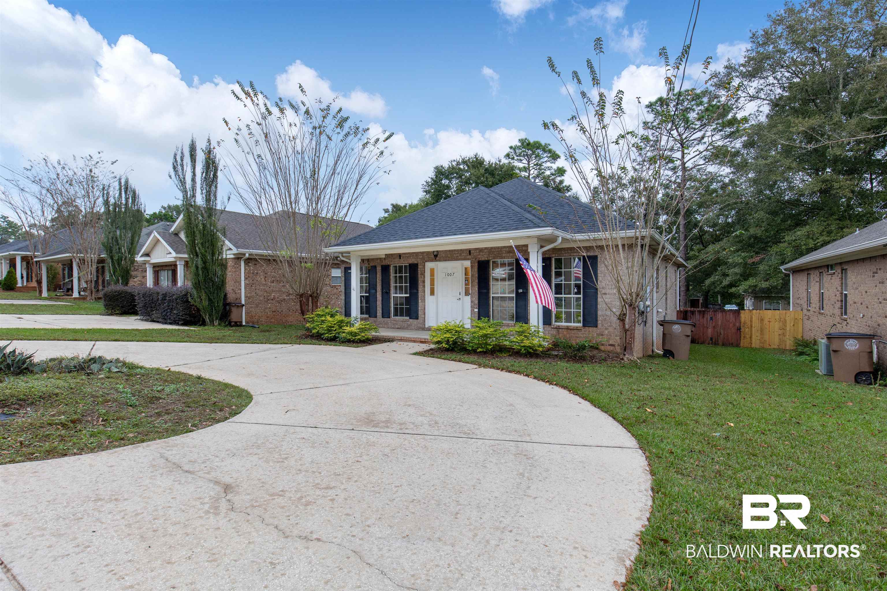 1007 Linlen Avenue Mobile, AL 36609 - Photo 3 of 21 View of front of house with a front yard
