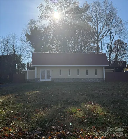 a view of house with yard