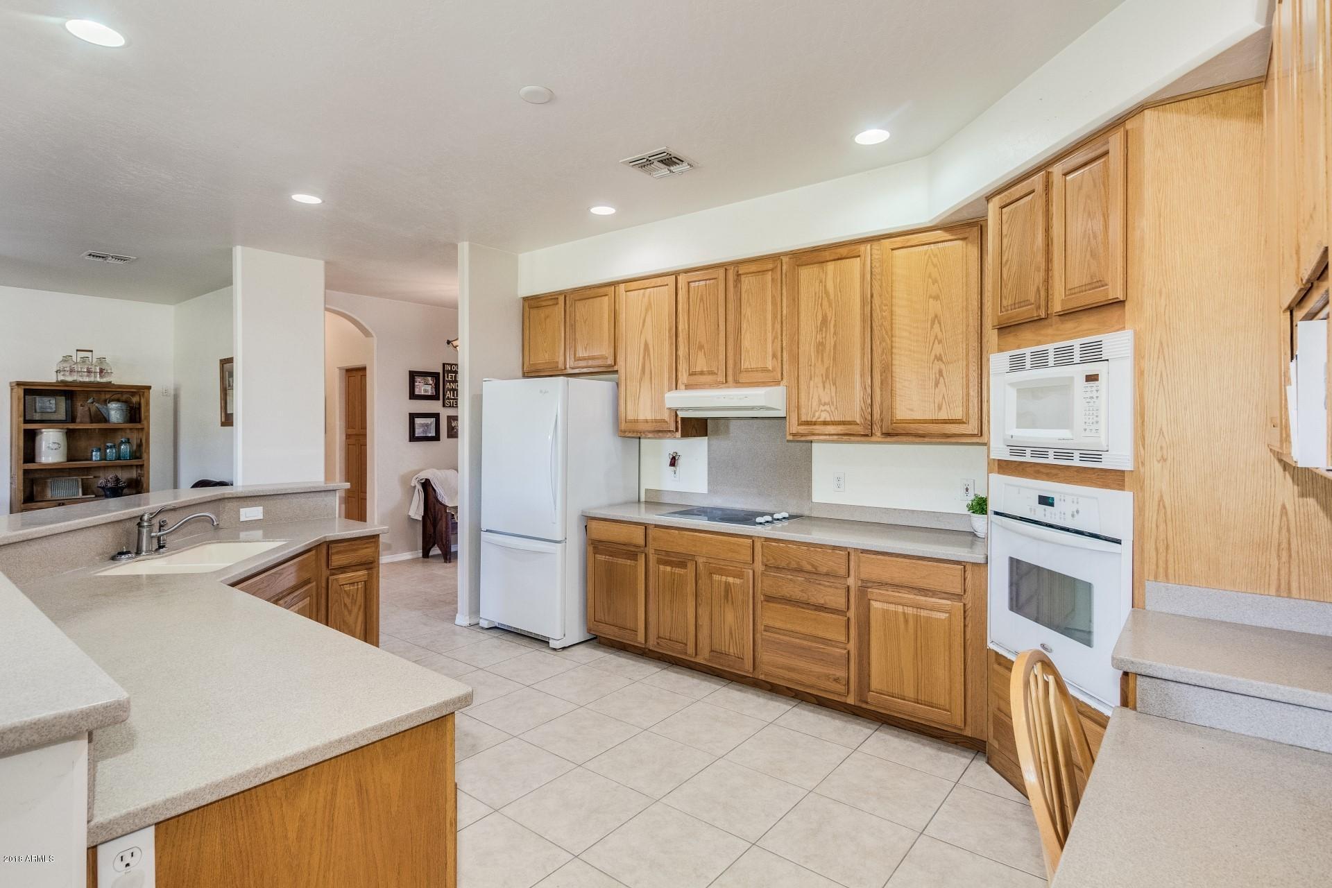16322 East Fairview Street Gilbert, AZ 85295 - Photo 22 of 68 Kitchen3