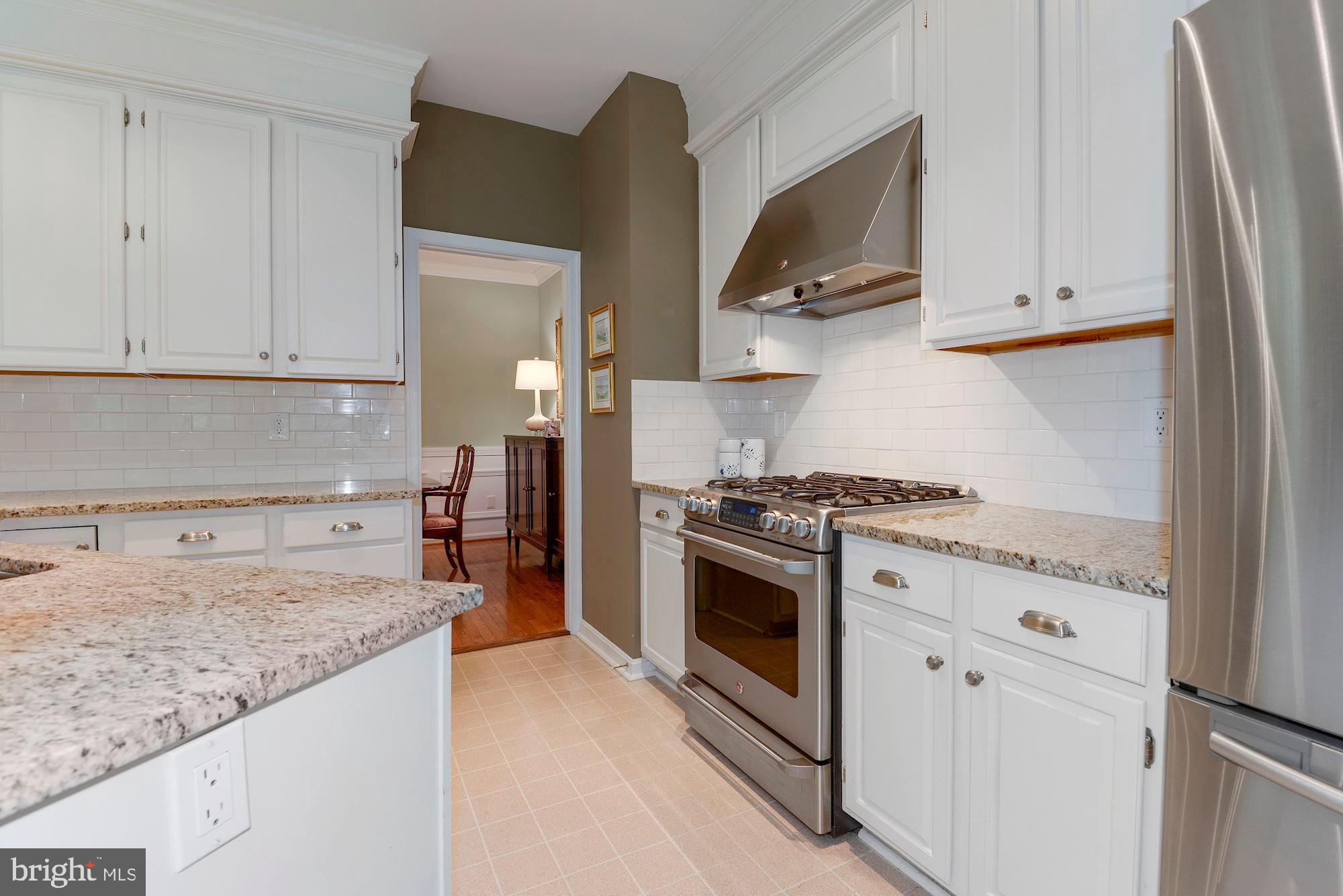 11417 Hollow Timber Way Reston, VA 20194 - Photo 8 of 40 Granite & Stainless Steel Appliances