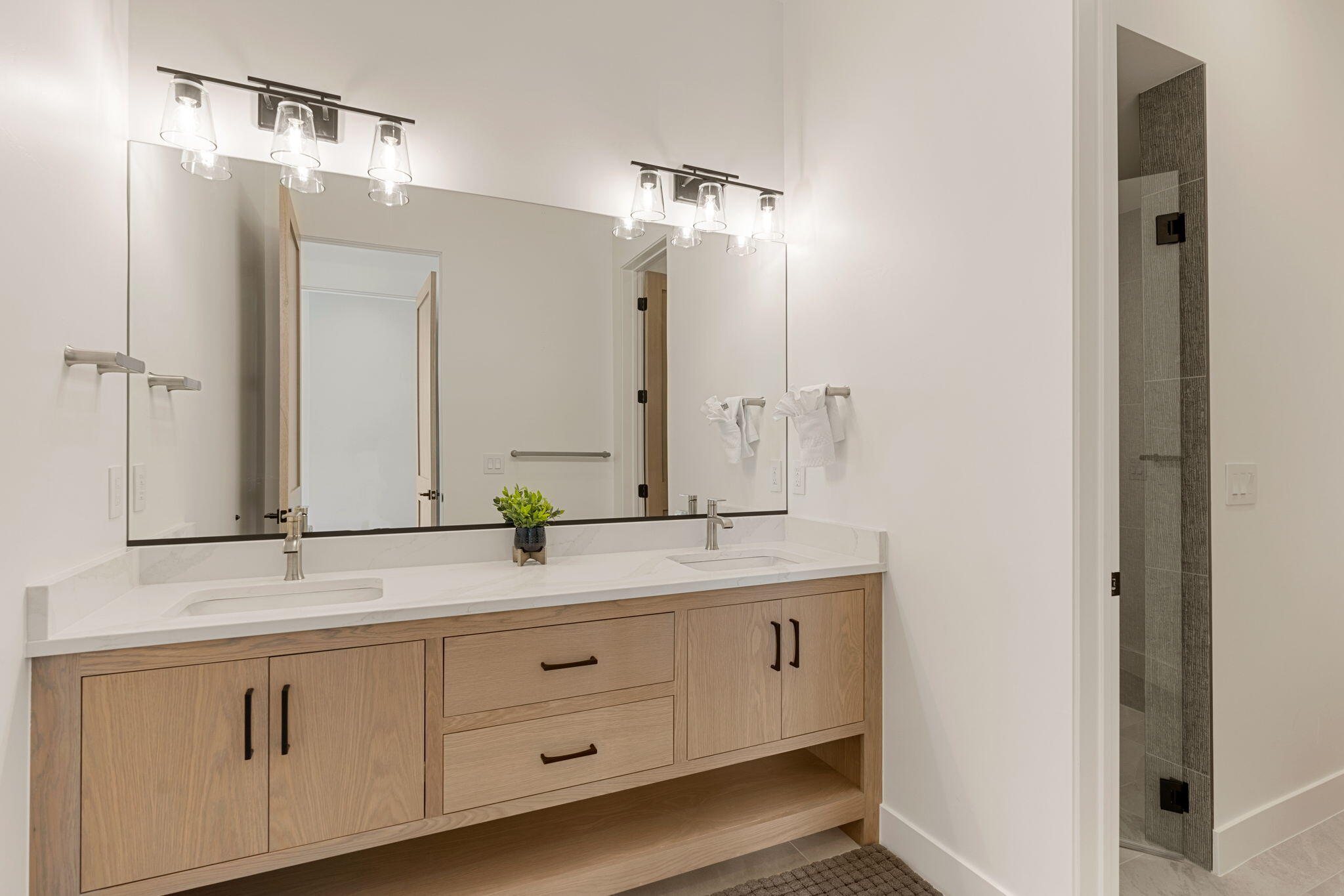 5495 South Copper Pearl Lane St. George, UT 84790 - Photo 13 of 37 Clean, modern bathroom design
