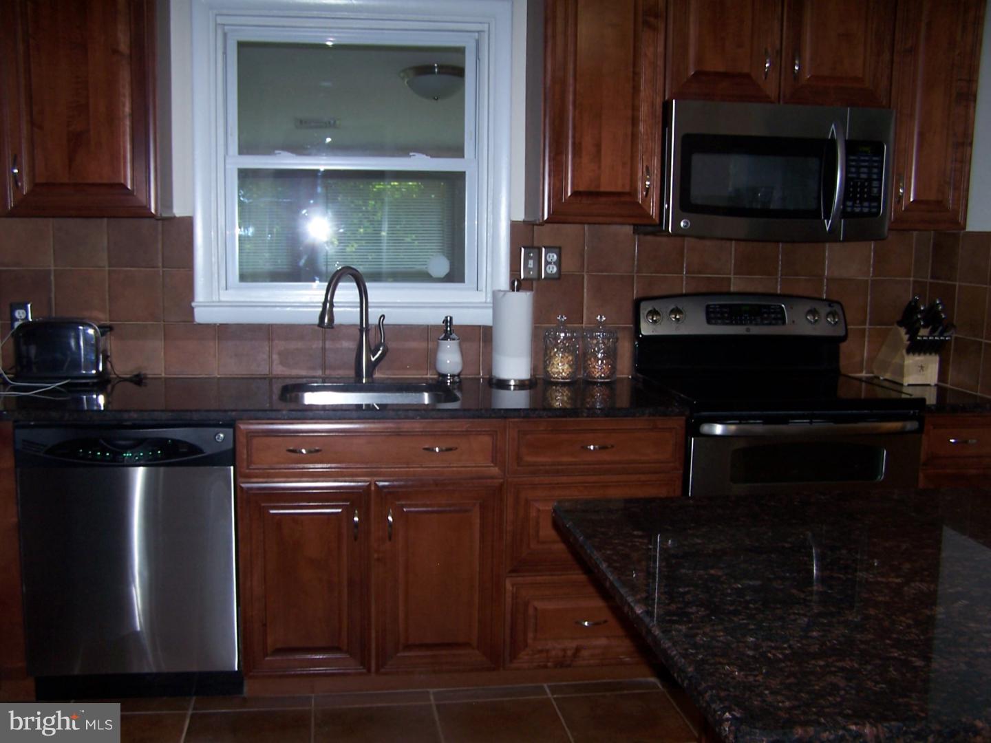 1023 Anna Road Huntingdon Valley, PA 19006 - Photo 7 of 25