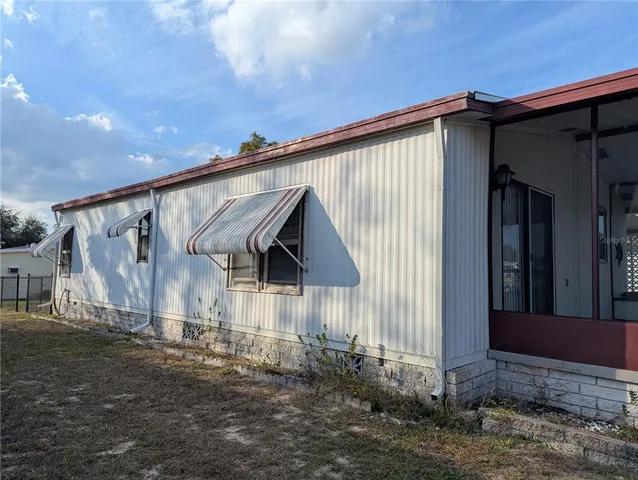 a view of back yard of the house