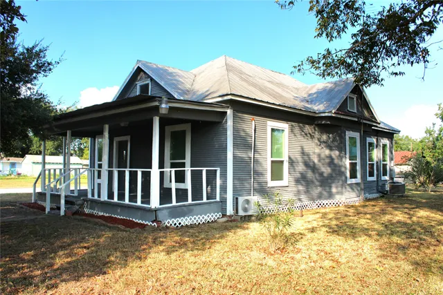 a view of house with a outdoor space