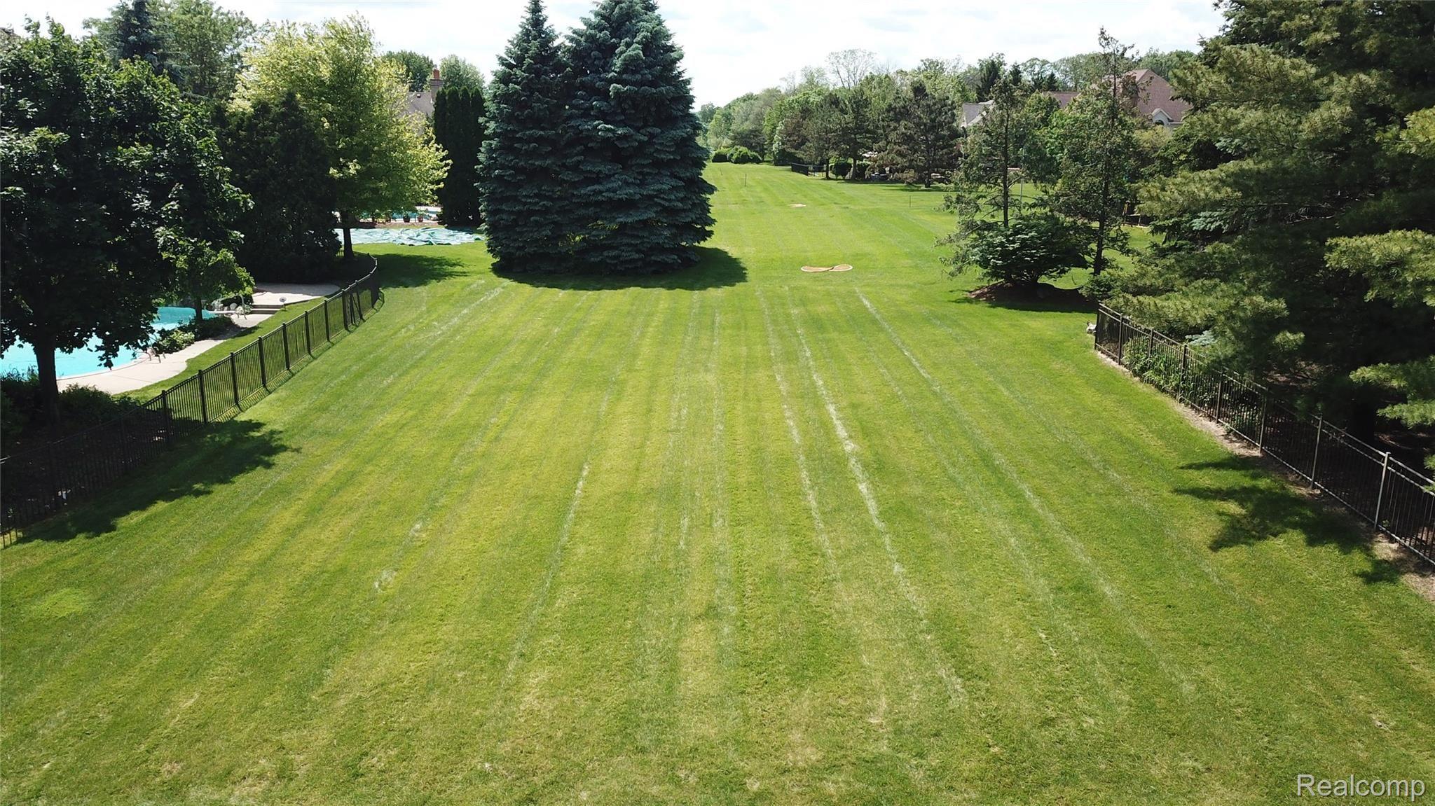 2904 Baytree Court Rochester, MI 48306 - Photo 49 of 52 48 - Plenty of Yard for Kids to Play.JPG