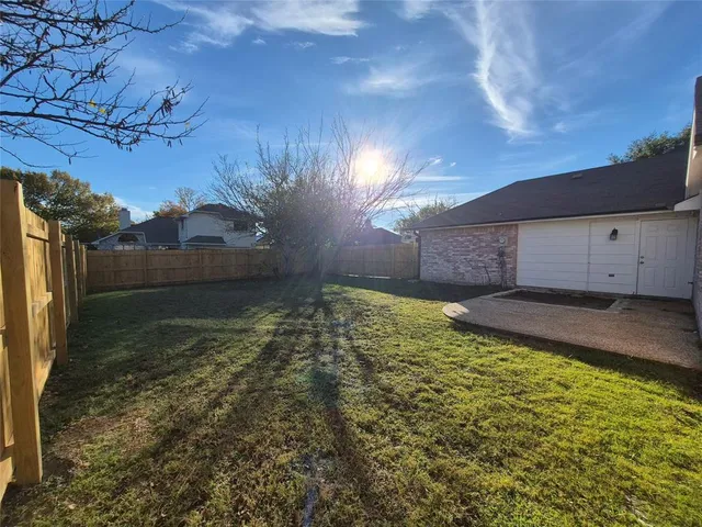 a view of a backyard