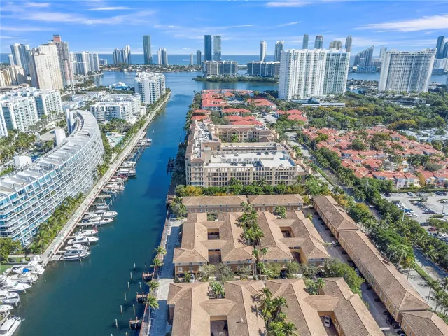 a view of a big room with closet and windows