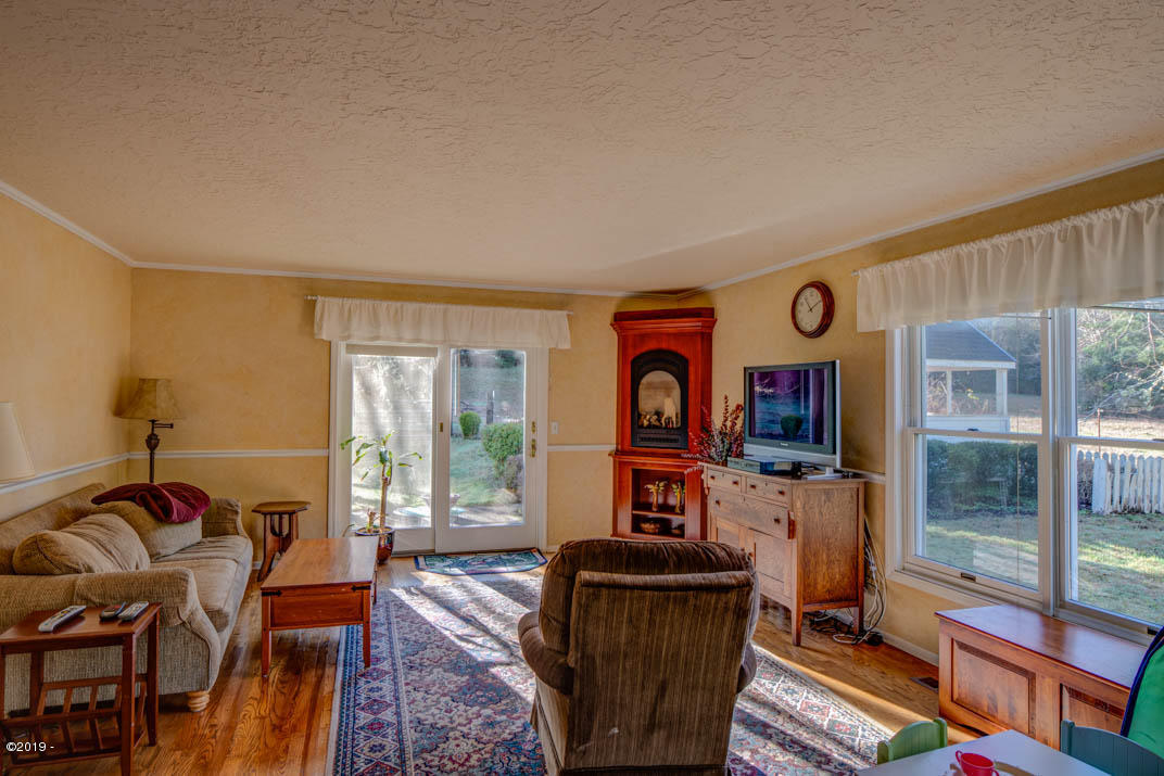 16 Fred Taylor Road Siletz, OR 97380 - Photo 9 of 34 Family room
