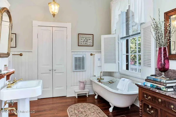 $1,985,000 | 305 South Broadway Street, Natchez, MS 39120