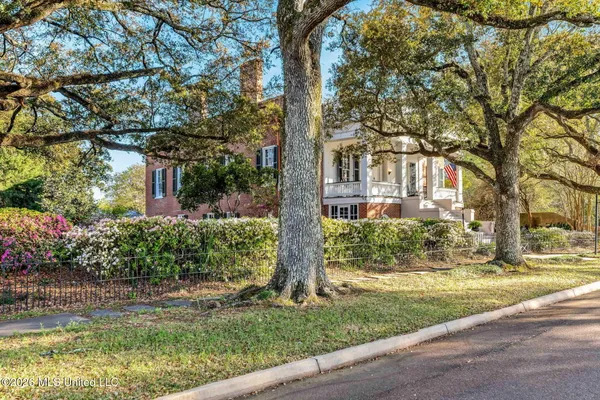 $1,985,000 | 305 South Broadway Street, Natchez, MS 39120