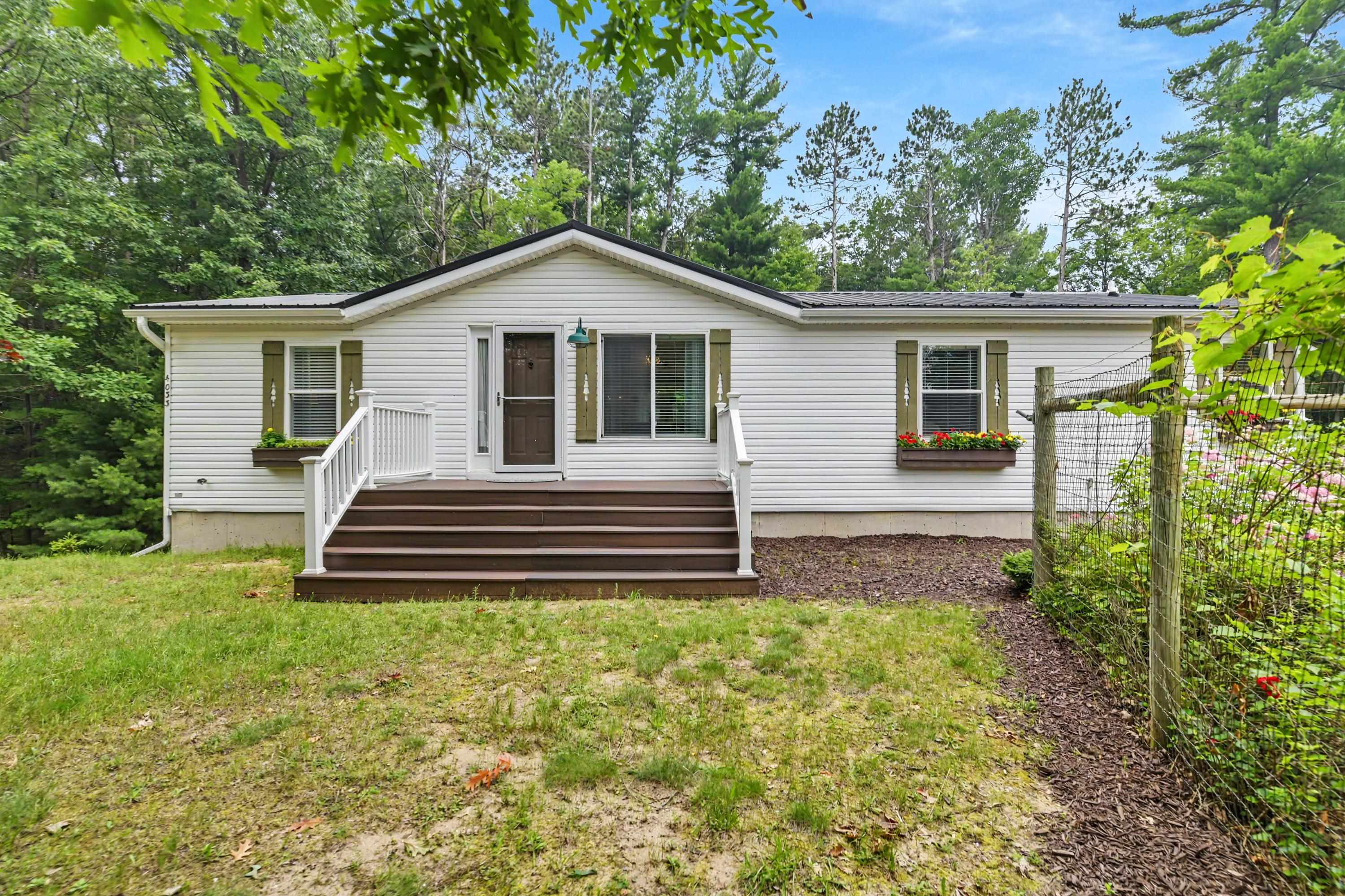 4033 Harolds Road Traverse City, MI 49696 - Photo 4 of 48 Gallery Image 4