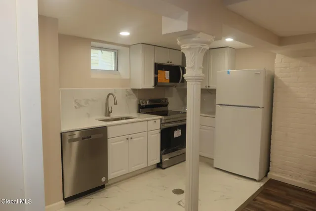 $2,000 | 888 Lancaster Street, Unit LOWER LEVEL, Albany, NY 12203