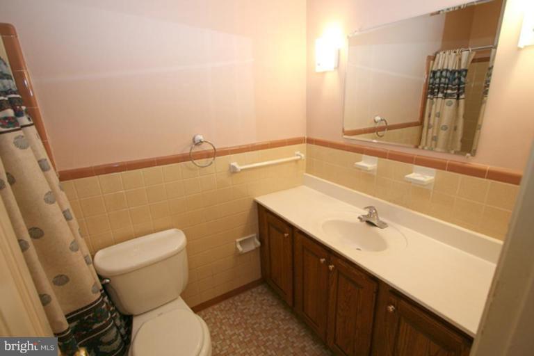 711 Chesapeake Avenue Silver Spring, MD 20910 - Photo 5 of 27 Bath #1