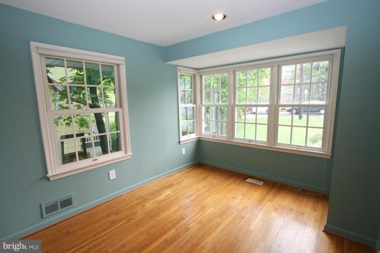 711 Chesapeake Avenue Silver Spring, MD 20910 - Photo 9 of 27 Dining Room