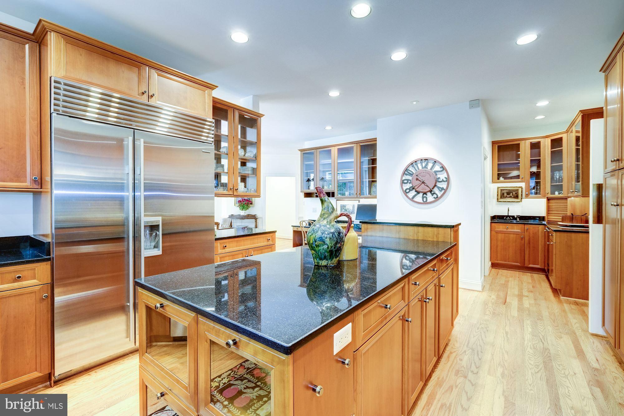 11204 River View Drive Potomac, MD 20854 - Photo 11 of 48 Main Level - Gourmet Eat-In Kitchen