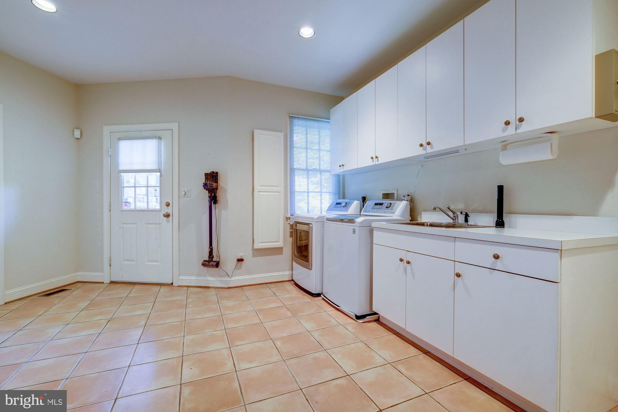 11204 River View Drive Potomac, MD 20854 - Photo 20 of 48 Main Level - Laundry/Mud Room
