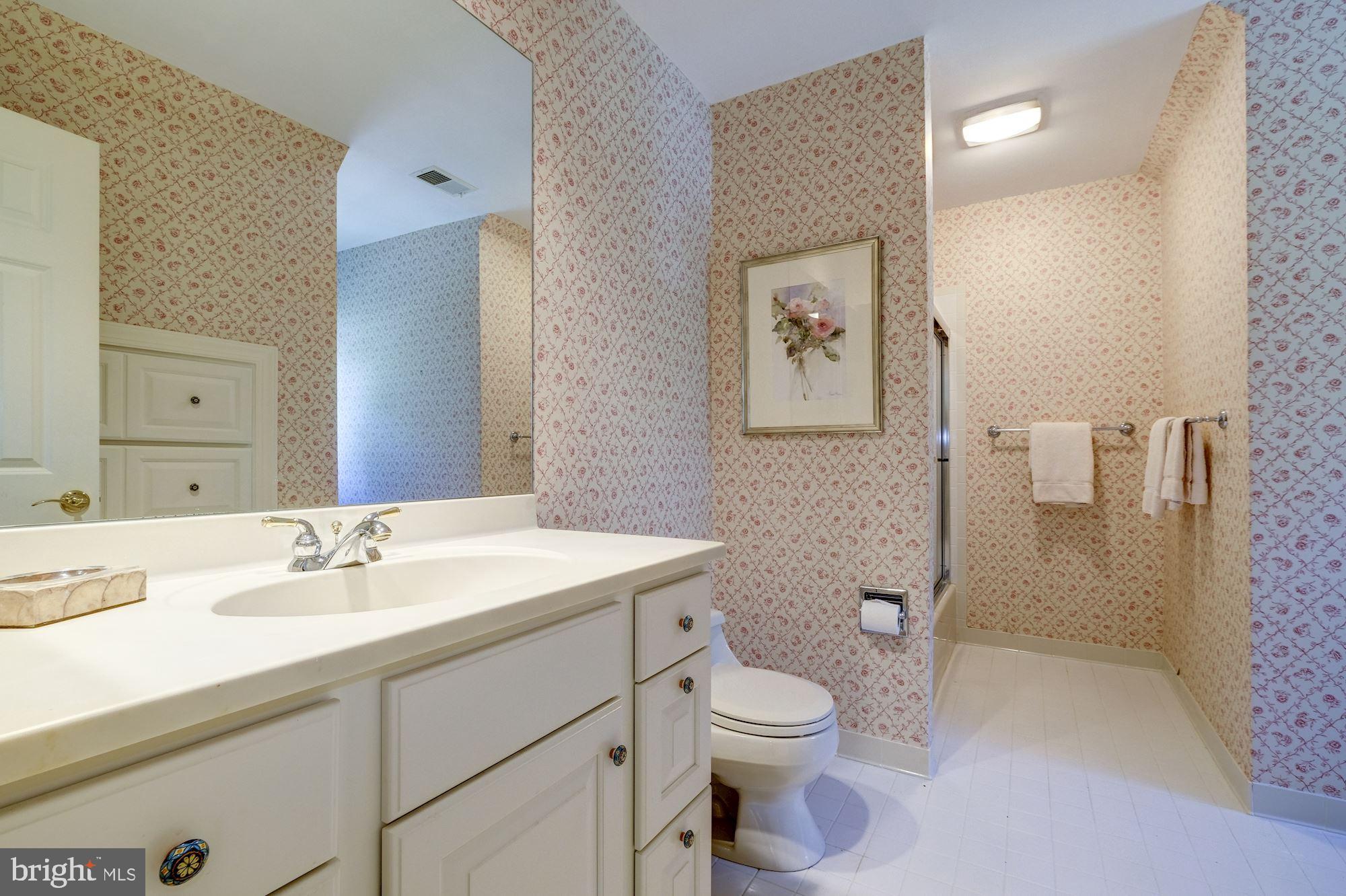 11204 River View Drive Potomac, MD 20854 - Photo 30 of 48 Upper Level - Bedroom 2 En-Suite Bath