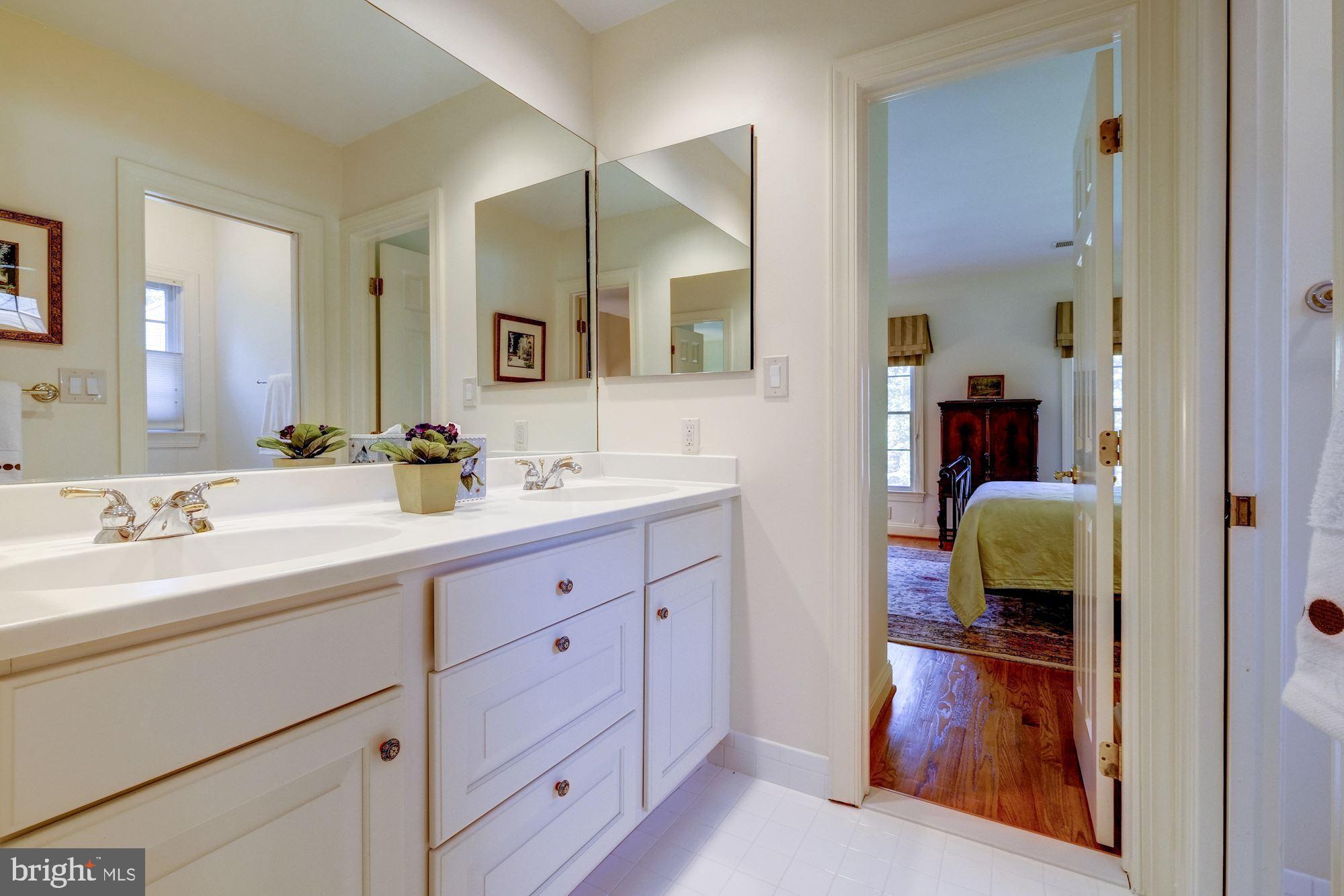 11204 River View Drive Potomac, MD 20854 - Photo 32 of 48 Upper Level - Jack and Jill Bath