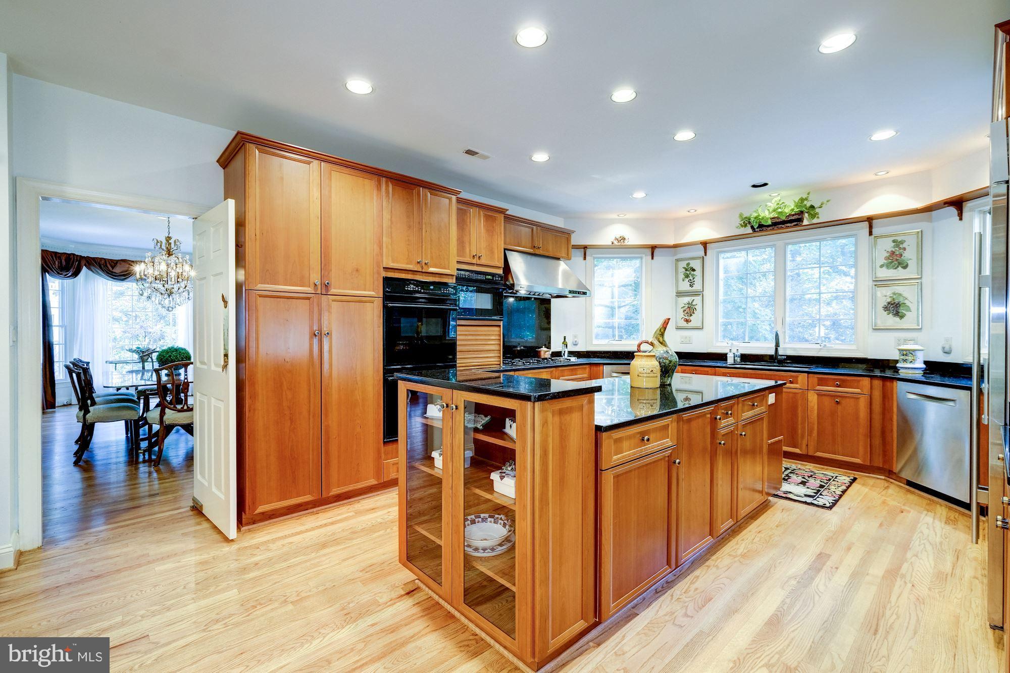 11204 River View Drive Potomac, MD 20854 - Photo 9 of 48 Main Level - Gourmet Eat-In Kitchen