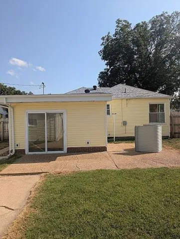 $225,000 | 1405 Broadway, Highland, IL 62249