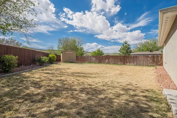 a view of a backyard