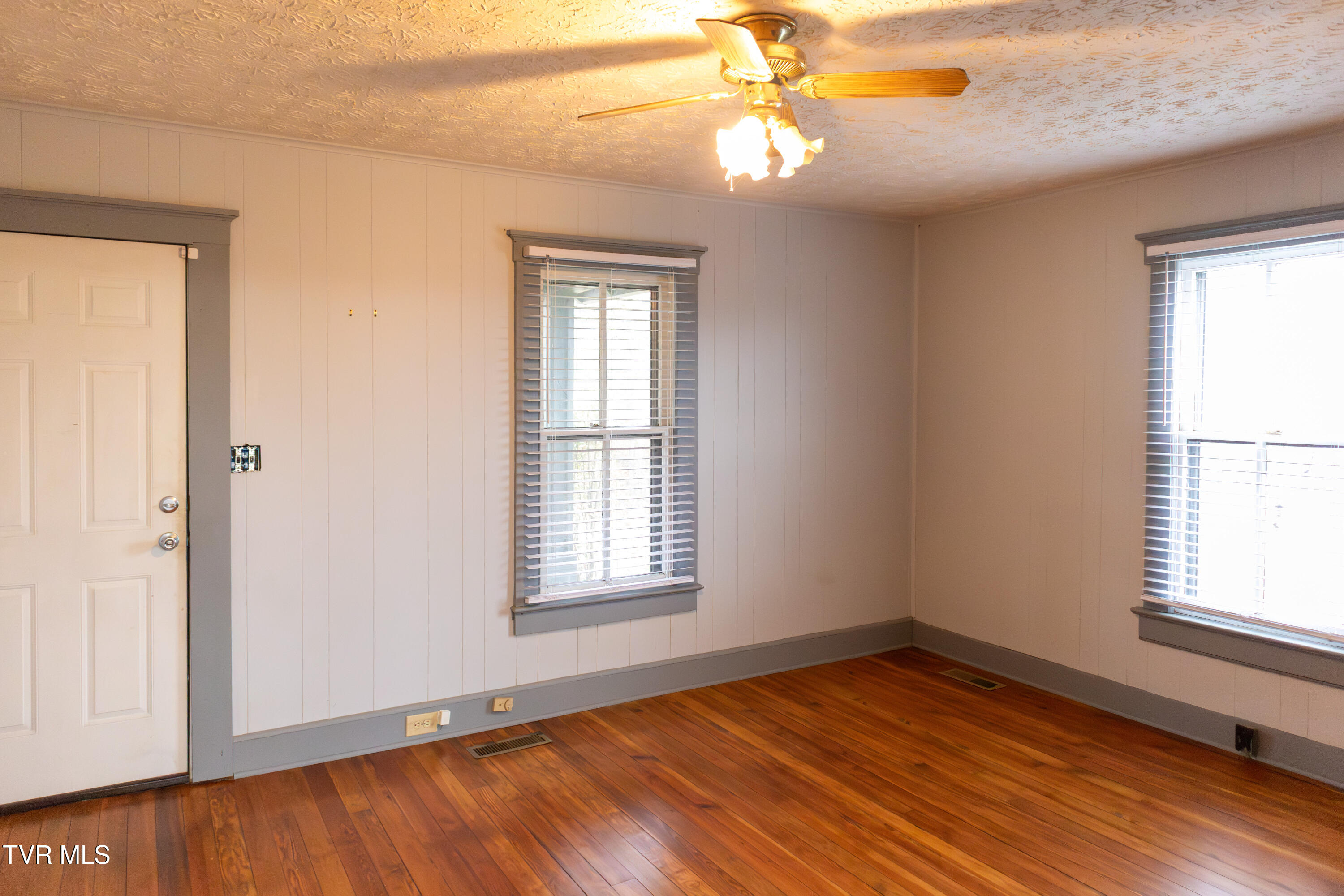 136 Riverview Street Newport, TN 37821 - Photo 5 of 35 20251130-IMG_3177