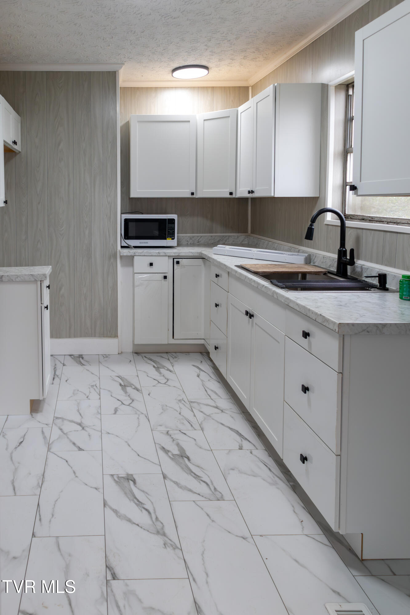 136 Riverview Street Newport, TN 37821 - Photo 8 of 35 20251130-IMG_3183