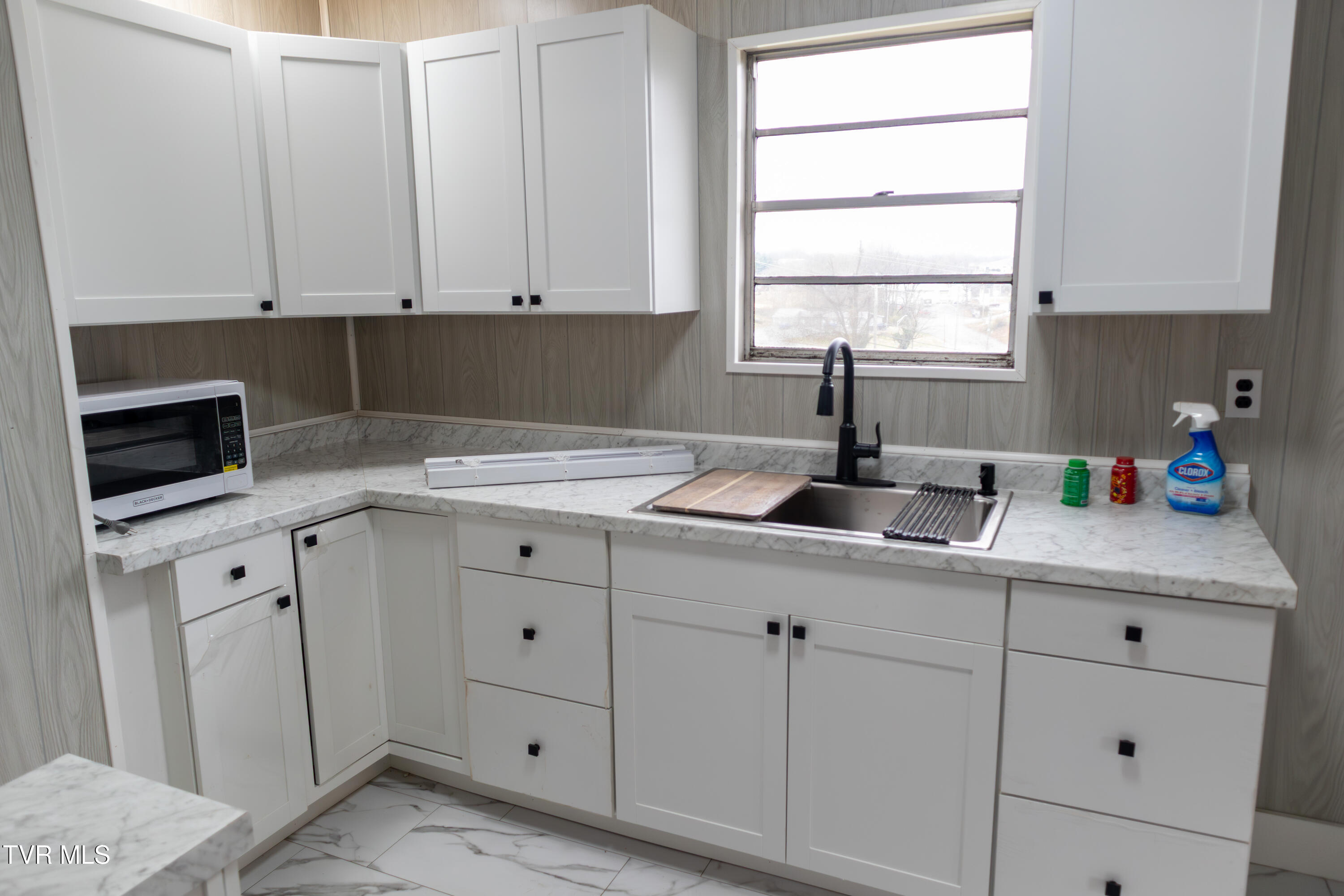 136 Riverview Street Newport, TN 37821 - Photo 9 of 35 20251130-IMG_3202