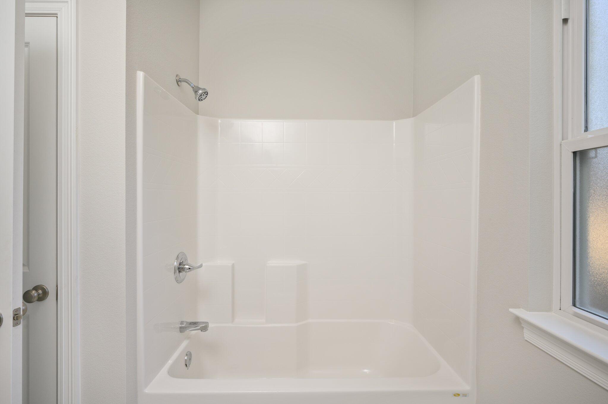 107 Winchester Way Crestview, FL 32539 - Photo 23 of 46 a bathroom with a bathtub