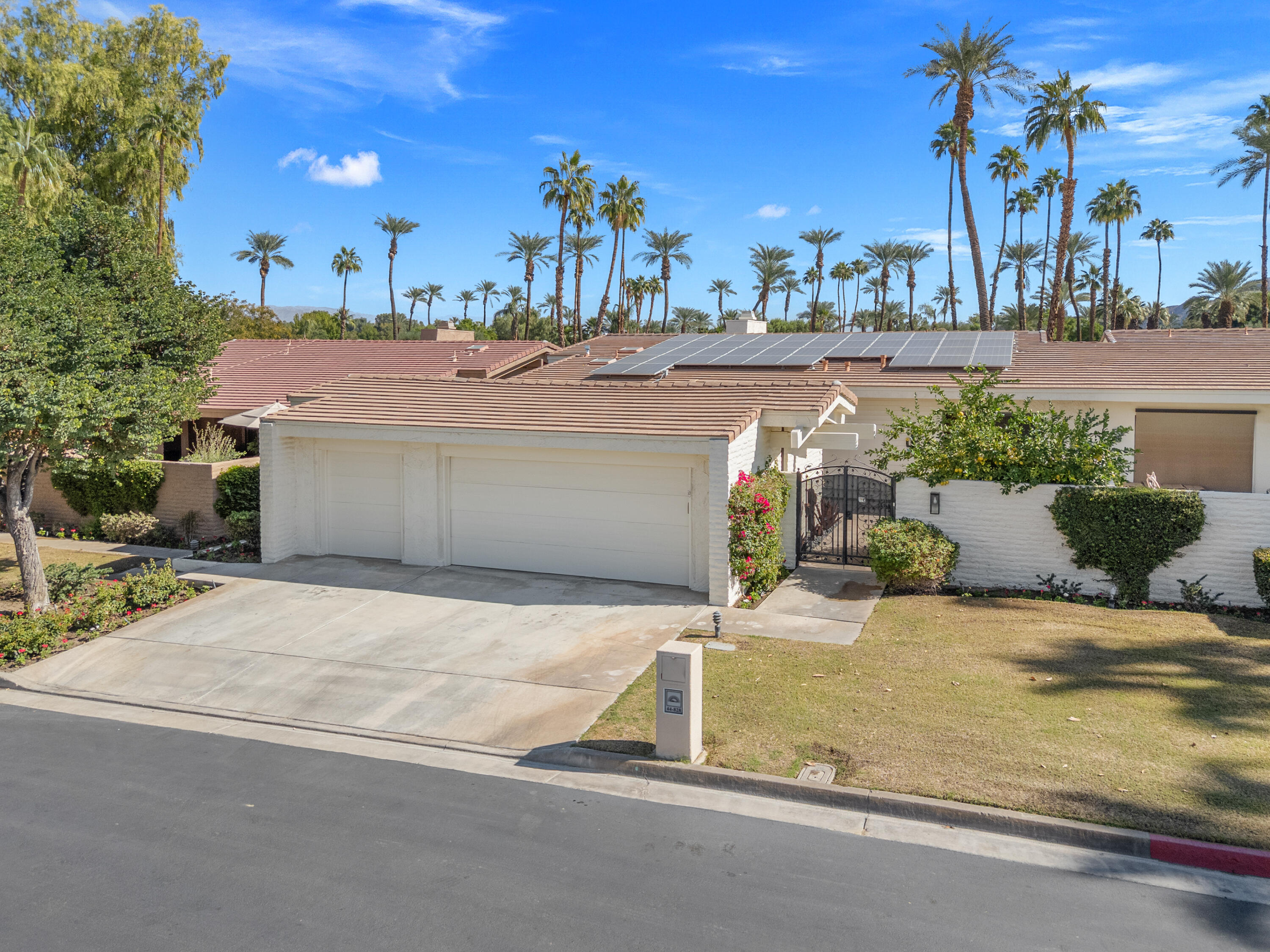 44828 Oro Grande Circle Indian Wells, CA 92210 - Photo 5 of 59 a view of a basket ball ground