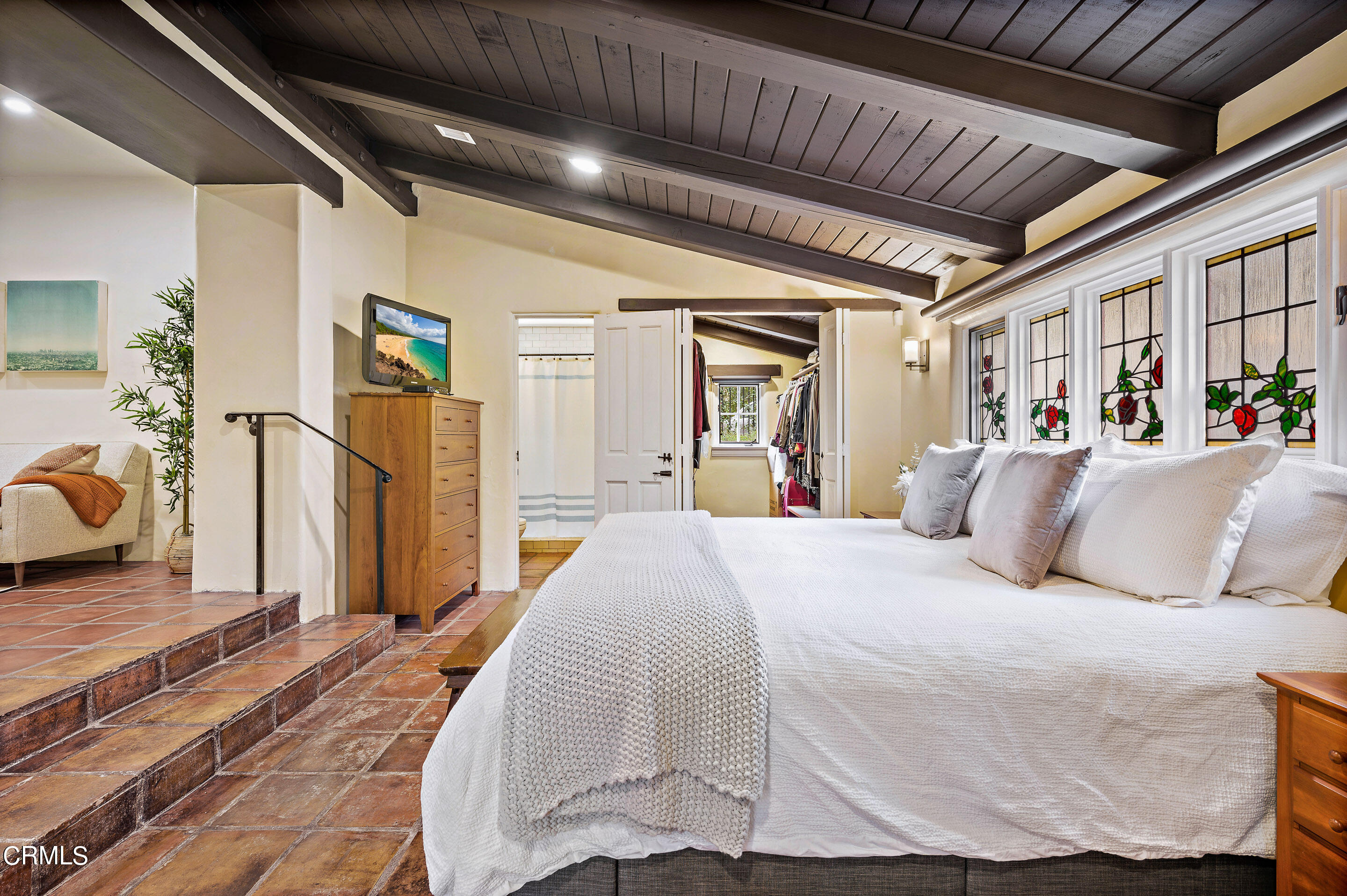 511 Garfield Avenue South Pasadena, CA 91030 - Photo 20 of 46 a spacious bedroom with a bed and a walk in closet