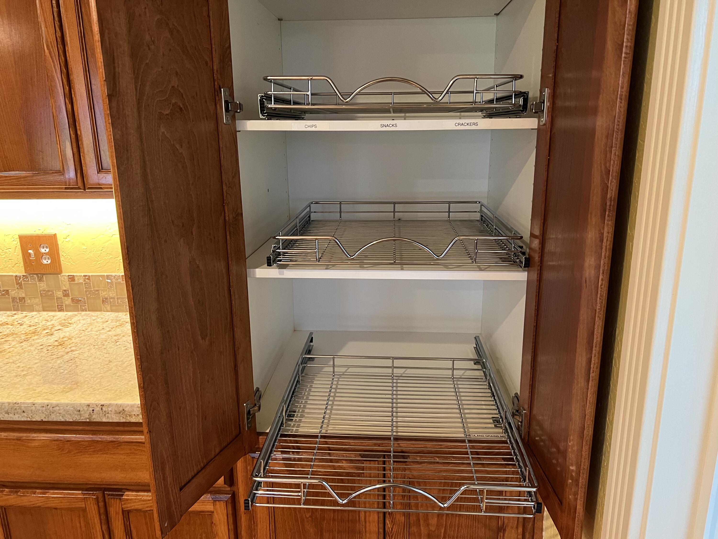 669 South Stage Road Medford, OR 97501 - Photo 14 of 44 Cupboard Sliders