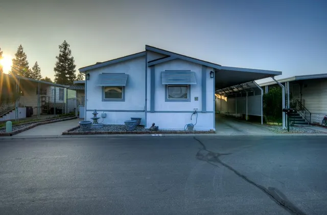 a view of entryway with a front door