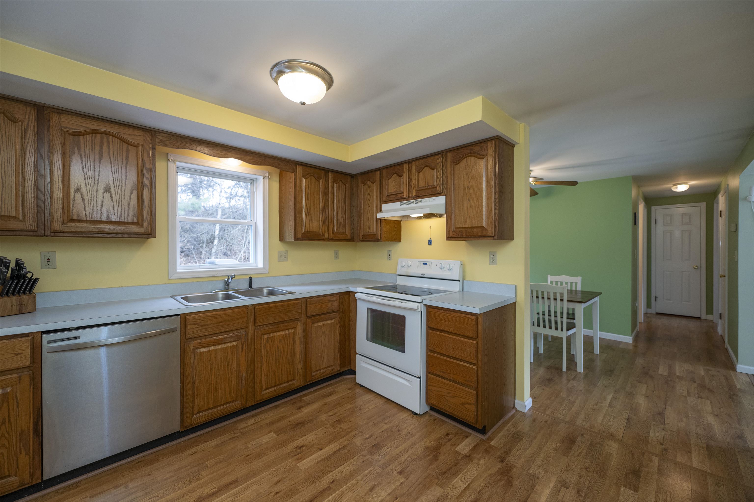 401 Colonial Drive Hartford, VT 05001 - Photo 7 of 33