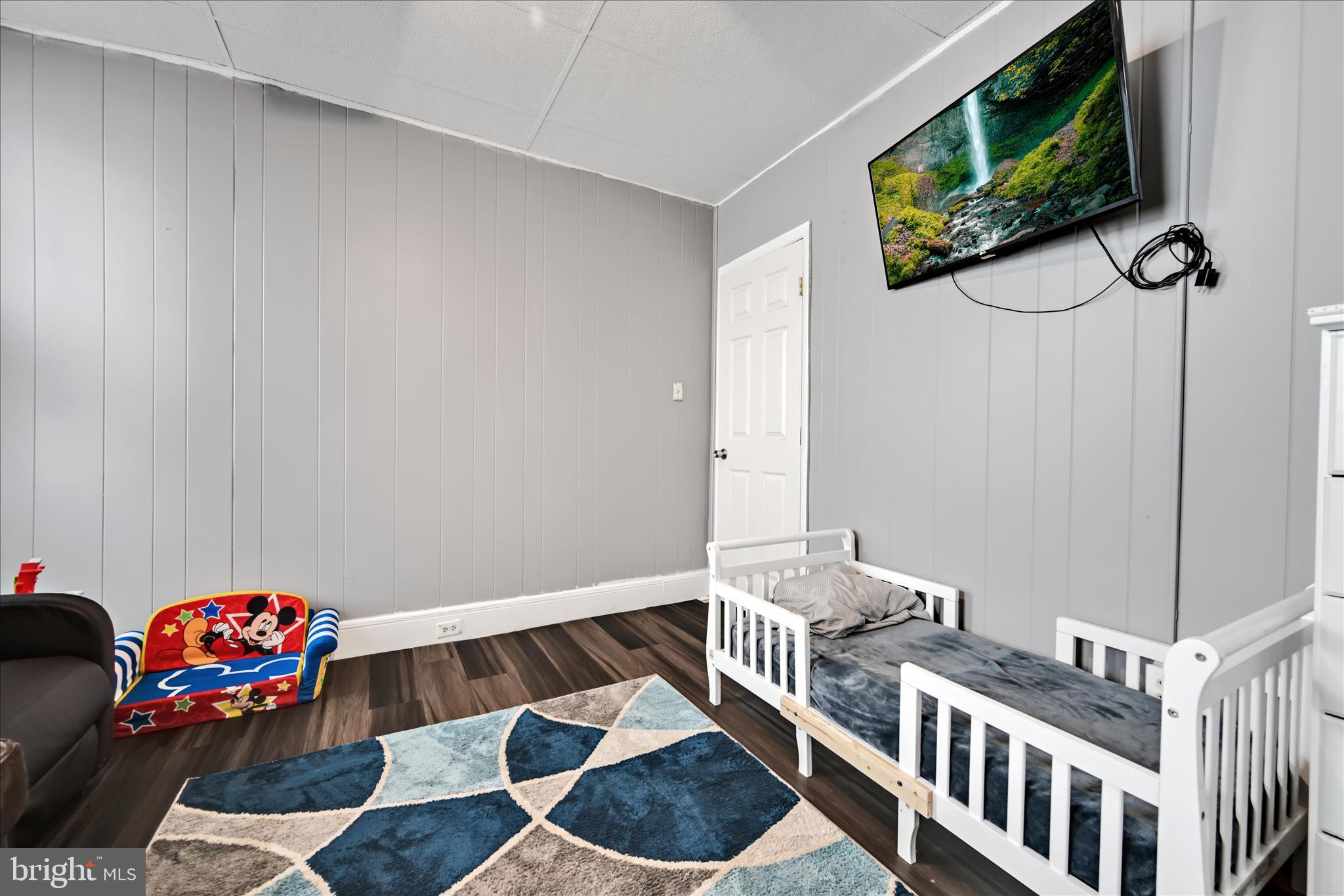 33 North 10th Street Lebanon, PA 17046 - Photo 20 of 31 a bedroom with furniture and a chair