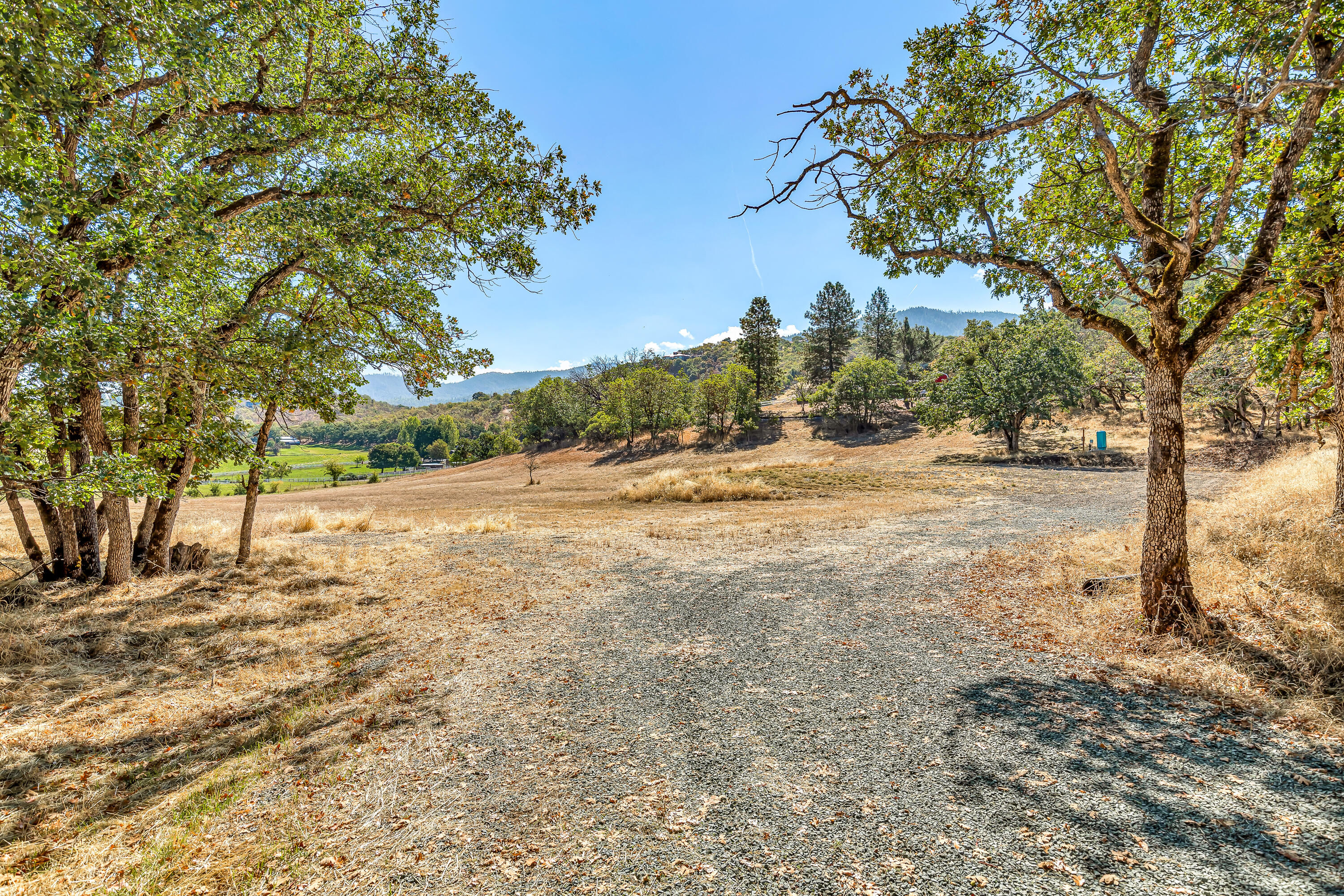 4851 Pioneer Road Medford, OR 97501 - Photo 20 of 26 9R9A3378
