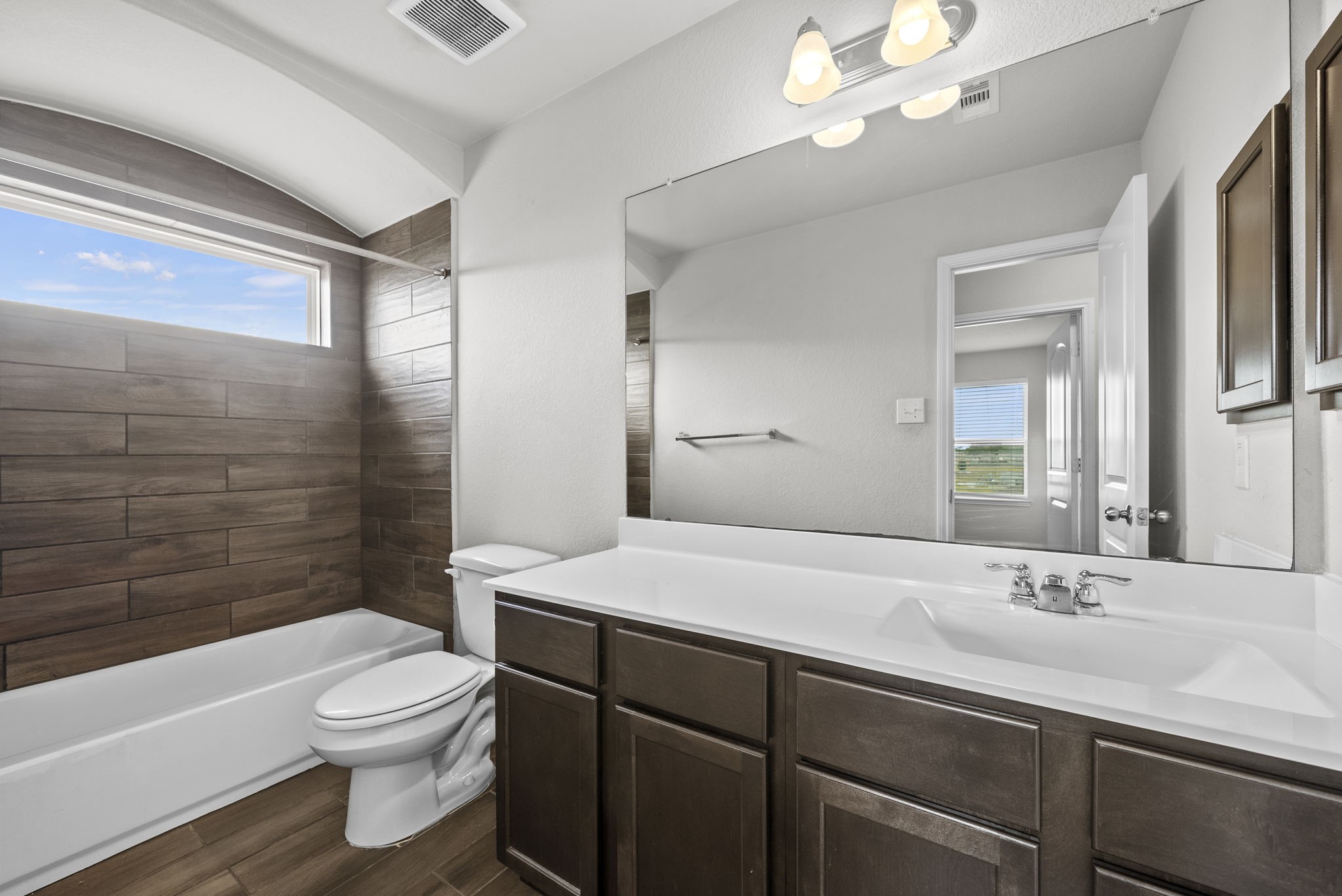 903 Willowick Road Houston, TX 77090 - Photo 40 of 47 Bathroom - Located on the 2nd floor