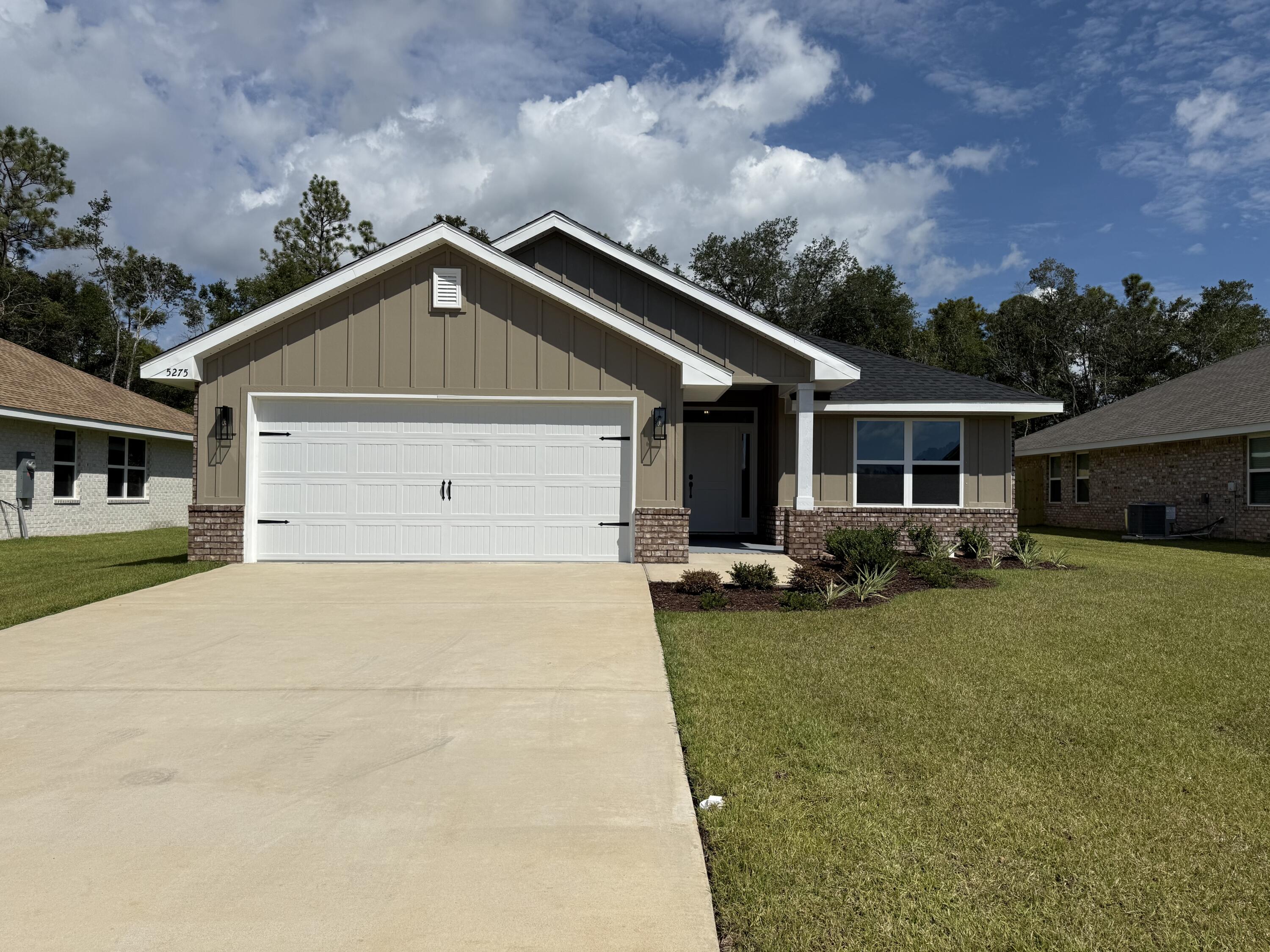 a view of a house with backyard and garden
