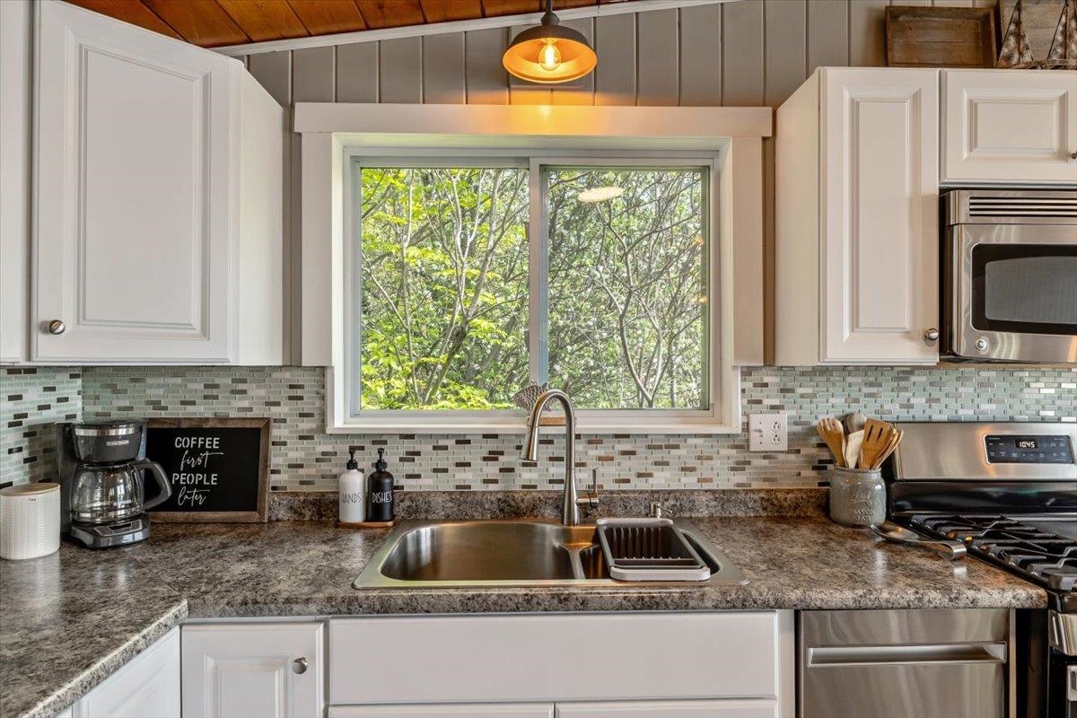 235 Pleasantview Drive North Hero, VT 05474 - Photo 10 of 38