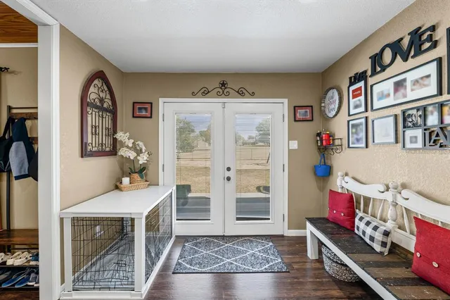 a view of an entryway with workspace